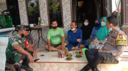 Bhabinkamtibkas dan Babinsa Cangkruk Bareng Warga Serap Asprasi Demi Ciptakan Kamtibmas