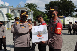 Kapolres Gresik Beri Surprise Anggota yang Berulang Tahun