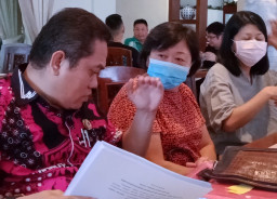SIDANG GUGATAN TERHADAP ANAK TIRINYA, HAKIM TOLAK SELURUHNYA, PENGACARA TERGUGAT BERHARAP POLDA JATIM SEGERA MEMERIKSA JANNY WIJONO