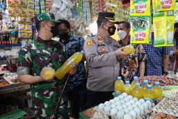 Kapolres dan Dandim Gresik Sidak Harga Minyak Goreng di Pasar Tradisional