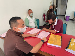 Kejari Surabaya Terima Penyerahan Tahap 2 Bandar Narkoba Kelas Kakap, Dari Penyidik Mabes Polri 