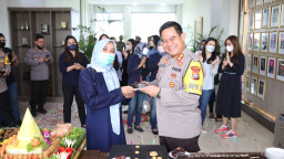 Kapolres Gresik Ulang Tahun, Anggota Beri Kejutan 
