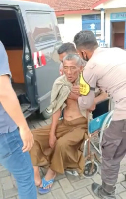 Pelayanan Prima, Polisi di Gresik Bantu Kakek Sakit Stroke Pulang ke Rumah