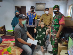 Tiga Pilar Kupang Krajan, Kompak Serahkan Bantuan Kursi Roda Pada Warga 