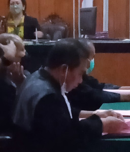 CURI HANDPHONE DALAM TOKO, PUJI HARIYANTO DITUNTUT 6 BULAN BUI