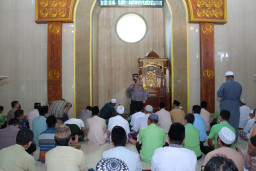 Begini Sambutan Kapolres Gresik usai Sholat Jumat Di Masjid Al - Muttaqin Driyorejo