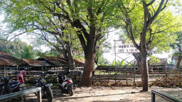 Warga Segel Pasar Bringkoning, Para Pedagang Terlantar, Diduga Diskoperindag Sampang Tutup Mata