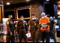 KEJATI JATIM, TAHAN TERSANGKA KRIDIT MACET BANK JATIM CABANG JEMBER SENILAI Rp. 4,7 MILIAR
