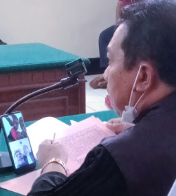 ASIK MABUK - MABUKAN BERAKHIR PENGEROYOKAN, HARIYANTO DAN ANOGARA DITAHAN, TERDAKWA SLAMET BERI KESAKSIAN