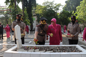 Peringati HUT Bhayangkara Ke 76, Polres Gresik Tabur Bunga di Taman Makam Pahlawan