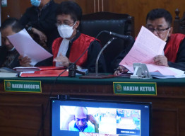 SEORANG PNS ANIAYA ISTRI SIRINYA, YANG CHATTING WA DENGAN PRIA LAIN, EKO SRIYANTO DITUNTUT 7 BULAN BUI