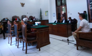 "SIDANG KASUS KEKERASAN DALAM RUMAH TANGGA" TERBUKTI BERSALAH MENGANIAYA, THE IRSAN PRIBADI DIHUKUM 12 BULAN BUI, TERDAKWA DAN JAKSA NYATAKAN BANDING