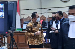 "AKSI SALING BANTAH" HAKIM ITONG DAN TERDAKWA LAINNYA SALING BANTAH SOAL UANG SUAP PERKARA DI PN.SURABAYA