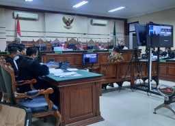 HAKIM ITONG SEBUT UANG "NGURUS" PERKARA DI PENGADILAN IBARAT KENTUT "ADA BAU NYA SULIT MEGANGNYA"