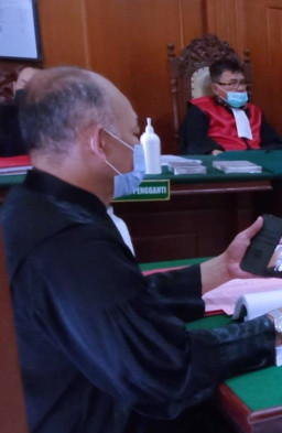 GELAPKAN UANG JUAL BELI KAYU MERANTI MERAH Rp. 6,5 MILIAR, HENDRA SUGIANTO DAN WASHITHO DIADILI