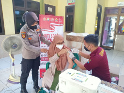 Srikandi Polres Gresik, Gelar Vaksinasi dan Pengobatan Gratis