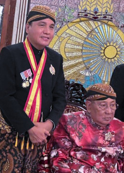 KETUA KOMJAK RI. PEROLEH GELAR KEHORMATAN DARI KERATON SURAKARTA