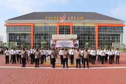 Kapolres Gresik Beri Penghargaan Anggota Berprestasi dan Ucapan Selamat Ulang Tahun