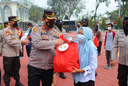 Memperingati Hari Polwan Ke 74, Polres Gresik Bagi Sembako Kepada Warga Kurang Mampu