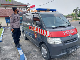 Bukti Setia Pada NKRI, Polres Gresik Pasang Bendera Merah Putih di Kendaraan Dinas