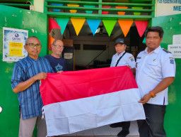 Gerakan 10 Juta Bendera, Pejabat dan Pengusaha Turun ke Kampung Serahkan Bendera 