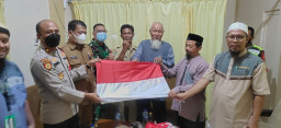 Menebarkan Rasa Cinta NKRI, Polres Gresik Bagikan Bendera ke Pondok Pesantren Al Furqon