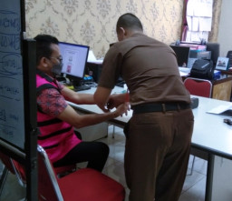 Kejari Surabaya Periksa Ferry Tersangka Penjualan Barang Sitaan Satpol, Selama 5 Jam 