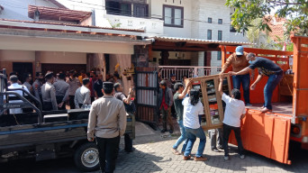 JURUSITA PN. SURABAYA EKSEKUSI RUMAH DOKTER POLDA JATIM DI SIDOSERMO PDK, DI BELI Rp. 1,9 M, DAN SUDAH BALIK NAMA