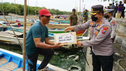 Kapolres Gresik Bagikan Ratusan Paket Sembako kepada Ojol, Sopir Angkot dan Nelayan