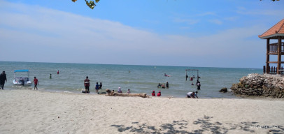 Pantai Dalegan Panceng, Tetap Menjadi Primadona Wisatawan di Akhir Pekan