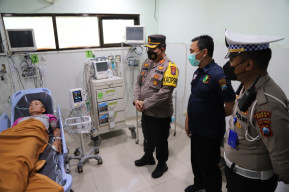Peduli Sesama, Kapolres Gresik Anjangsana Kepada Anggota yang Sakit