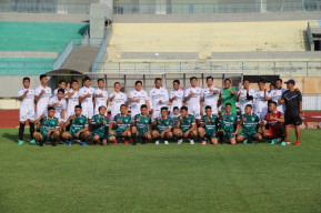 Kapolres Gresik Tanding Sepak Bola Lawan Pemkab Gresik