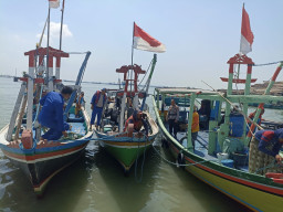 Gunakan Jaring Trawl, 4 Nelayan Diamankan Satpolairud Polres Gresik 