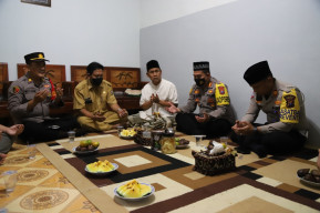 Turut Bela Sungkawa Kapolres Gresik Anjangsana Kerumah Duka