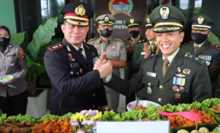 Kapolres Gresik, Bawa Surprise Kue Dan Tumpeng Ke Kodim 0817/Gresik Peringati HUT TNI Ke 77