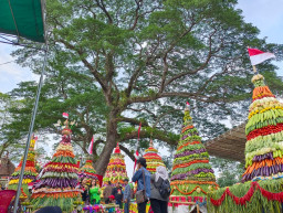 Kirab Tumpeng Raksasa, Warnai Sedekah Bumi Desa Dapet