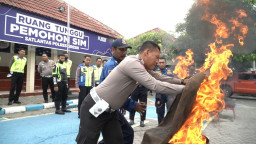 Satlantas Polres Gresik, Latihan Memadamkan Api dan Evakuasi Pohon Tumbang