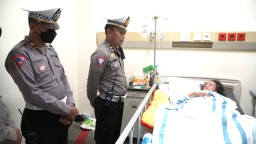 Bantu Ringankan Beban Korban Lakalantas, Satlantas Polres Gresik Berikan Paket Sembako