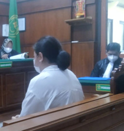 Kemplang Rp. 17,5 Miliar Modus Jual Beli Emas, Residivis Eksi Anggraeni "Tidak Ditahan" Diadili 