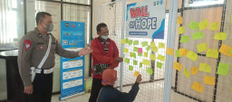 Wall of Hope, Warga Gresik Tempeli Kantor Satpas Polres Gresik dengan Kertas