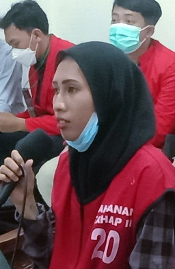 BUNUH ANAKNYA USIA 5 BULAN, DIBIARKAN TIGA HARI MEMBUSUK SAMPAI KELUAR BELATUNG, DITINGGAL NGELENCER KE JOGYA, EKA SARI YUNI IBU SADIS DIHUKUM 8 TAHUN BUI, DEND