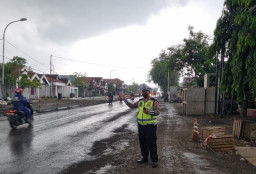 Satlantas Polres Gresik Terapkan Contraflow dan Jalur Alternatif, Imbas Pengecoran di Duduksampeyan