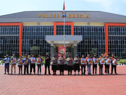 HUT Humas Polri ke-71, Kapolres Gresik Bagikan Paket Sembako Kepada Petugas Kebersihan