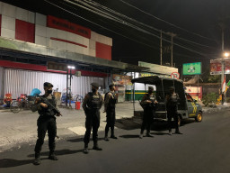 Antisipasi Tindak Kriminal dan Cegah Balap Liar Puluhan Personel Polres Gresik Patroli Skala Besar