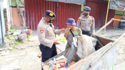Polisi Gresik Patroli Sambil Bagi Nasi-nasi Bungkus, ke Tukang Becak dan Pedagang Asongan