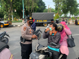 Sat Samapta Polres Gresik Pamor Keris, Antisipasi Covid-19 Varian Baru
