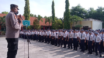 Begini Pesan Kapolsek Duduksampeyan, Saat Jadi Pembina Upacara di SMPN 15