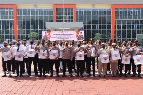 Kapolres Gresik, Beri Penghargaan 15 Anggota dan Beri Ucapan Ulang Tahun
