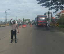Satlantas Polres Gresik, Terapkan Contra Flow di Jalan Raya Duduksampeyan