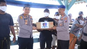 Peringati HUT Polairud ke-72, Kapolres Gresik Bagikan Sembako kepada Nelayan